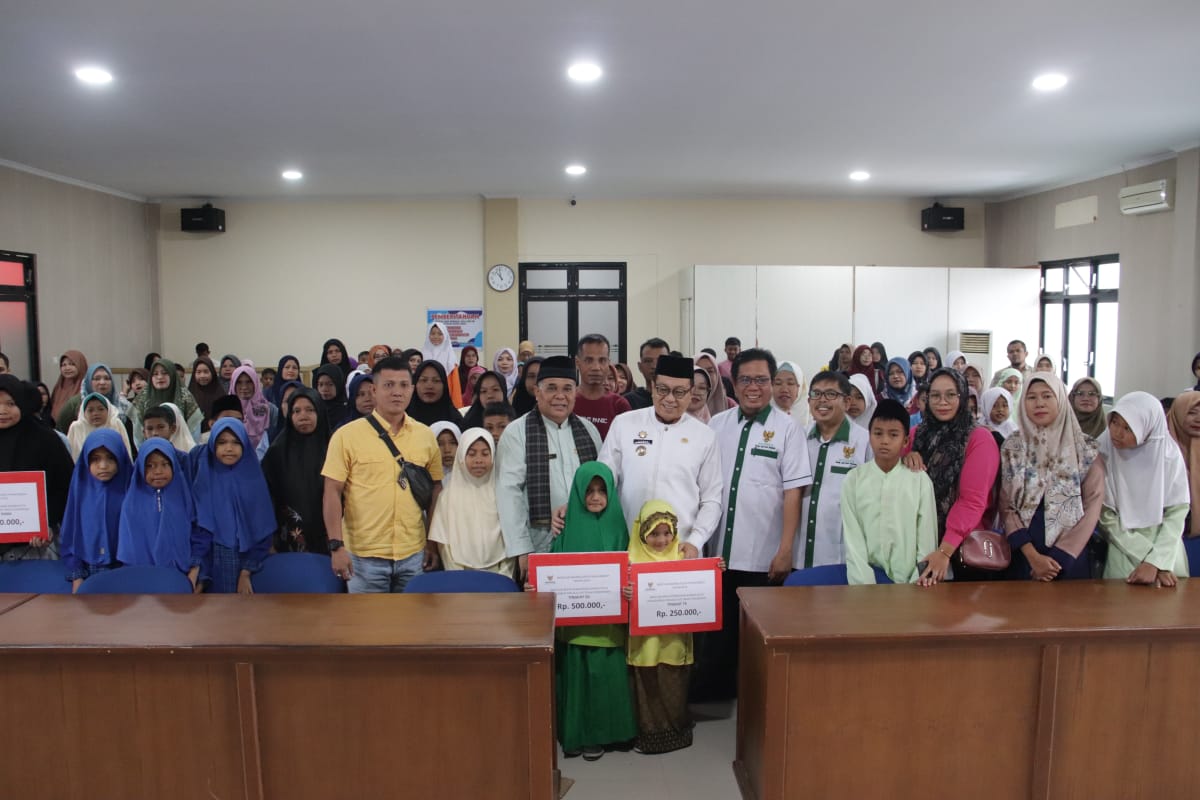 Pj. Walikota Payakumbuh serahkan Bantuan Beasiswa Pendidikan bagi 370 siswa